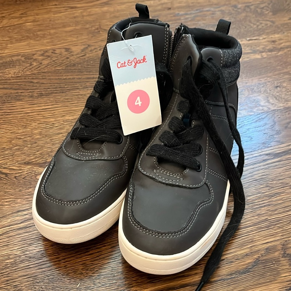 Boy’s sneaker. NWT.